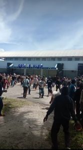 Pleno KPU Pesbar Terhenti, Massa Anarkis Lempari GSG Dengan Batu