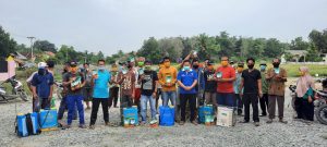 Desa Sungai Badak Lakukan Penyemprotan Disinfektan Disetiap Rumah Warga