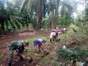 Selalu Membantu Masyarakat, Sertu Maryono Gotong Royong Bersama Warga