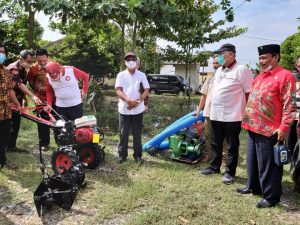 Mingrum Gumay; Ketua Komisi IV DPR RI Salurkan Bantuan Alat Pertanian