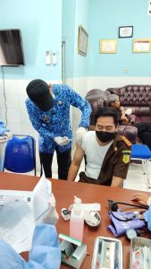 Mantan Bupati Lamteng dan Jajaran Kajari Gunungsugih Vaksinasi Covid-19 di RSUD-DSR