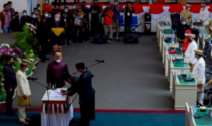 Ketua DPRD Mingrum Gumay Lantik Dua PAW