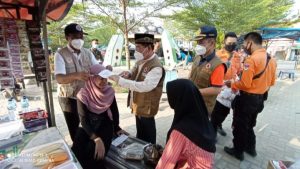 Bupati Mesuji Bagikan Masker Pada Masyarakat Saat Ngabuburit