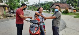 Karang Taruna Bersama Aparat Desa Sungai Badak Berbagi Takjil dan Masker