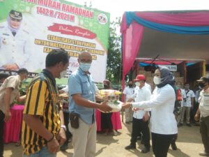 Buka Pasar Murah, Bupati Winarti : Utamakan Masyarakat Terdampak Covid-19