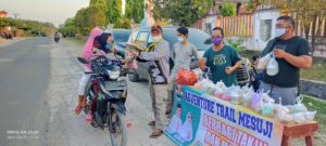 Tim ATM Mesuji Bagi-Bagi Sembako dan Takjil