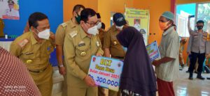 Bantu Masyarakat Miskin, Bupati Saply Salurkan BLT DD