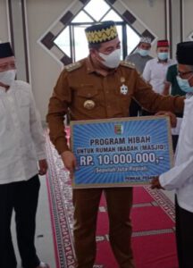 Dendi Himbau Masyarakat Shalat id di Rumah