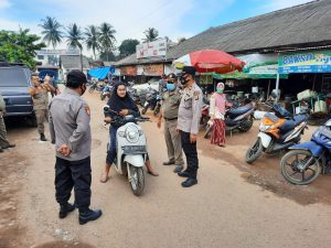 Kapolsek Punggur Bersama Tim Satgas Covid-19 Tindak Masyarakat Tak Patuh Prokes