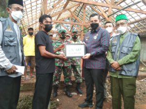 Bupati Dendi Bersama Baznas Beri Bantuan Korban Kebakaran dan Bedah Tumah