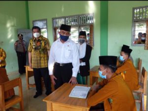Menko PMK Pantau KBM dan Penerima PKH di Lamteng