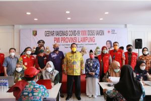 Digelar PMI Lampung, Gubernur Arinal Djunaidi Tinjau Vaksinasi Covid-19