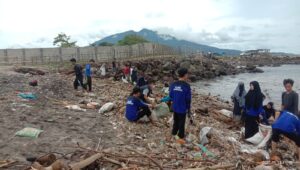 Pantai Ketapang Kumuh dan Kotor, Muhammadiyah Lamsel Peduli dan Gelar Bersih-bersih