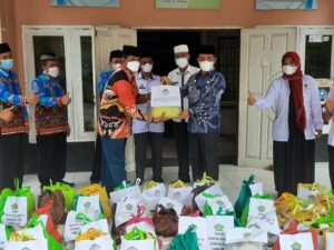 Kemenag Lampung Juanda Naim : Serahkan Bansos kepada Warga yang Terdampak Covid-19