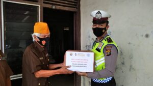 Veteran dan Pengurus Makam Pahlawan Diberi Bingkisan Satlantas Polres Lambar