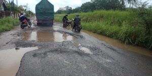 Brukk Pengendara Sepeda Motor Jatuh di Jalan Rusak, nyaris Terlindas Truk