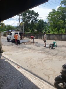 Sering Lakalantas Tunggal. Warga Timbun Jalan Milik Provinsi yang Rusak dengan Sabes