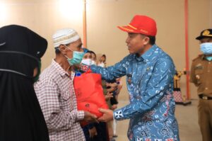 Serahkan Bantuan Sembako, Parosil Ingatkan Pentingnya Vaksin Untuk Berbagai Syarat Pelayanan