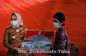 Bupati Winarti Bantu Warga Terdampak Angin Puting Beliung