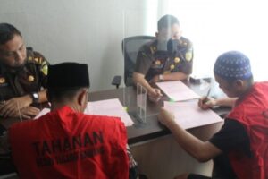 Kejari Tuba Serahkan Dua Orang Tersangka Tindak Pidana Korupsi Dana Desa