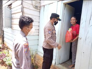 Polres Way Kanan Sambangi Warga Bagikan Paket Sembako Secara Door To Door