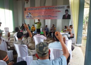 Sosperda AKB, Pakde Siman – Wakil Bupati Kompak Makan Telur Rebus