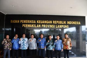 Gubernur Arinal dan Kepala BPKAD Marindo Serahkan LKPD 2021 Kepada BPK RI Perwakilan Lampung