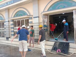 Jelang Ramadhan, RT 7 dan 8  Warga M.Nur, Gelar Bersih-bersih Masjid Baitunnur