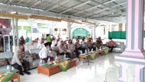 Polres Tulang Bawang Tinjau Vaksinasi Serentak Indonesia di Tulang Bawang bersama Wakapolda Lampung Bagikan Paket Sembako