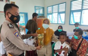 Polsek Negara Batin Bagikan Minyak Goreng Dengan Masyarakat Ikut Vaksinasi Dosis Satu