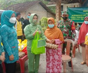 Jumat Berkah, Ibu Persit dan Ibu PKK Way Kanan Berikan Bantuan Sembako