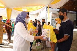 Ketua TP PKK Riana Sari Arinal Laksanakan Program Beli dan Bagi