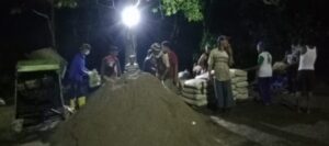 Kakam Ujung Gunung Ilir Arjuna Putra Serta Masyarakat Setempat Melanjutkan Perbaikan Jalan Berlubang