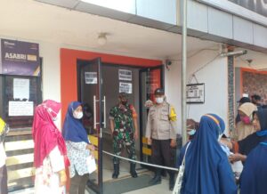 Babinsa Baradatu Dampingi Penyaluran BPNT