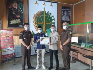 Bentuk Apresiasi, DPP KAMPUD Berikan KEJARI Lampung Timur Penghargaan Kinerja