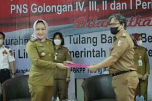 Bupati Tuba Winarti Berikan Kenaikan Pangkat Kepada 1570 Honorer Dan 268 PNS