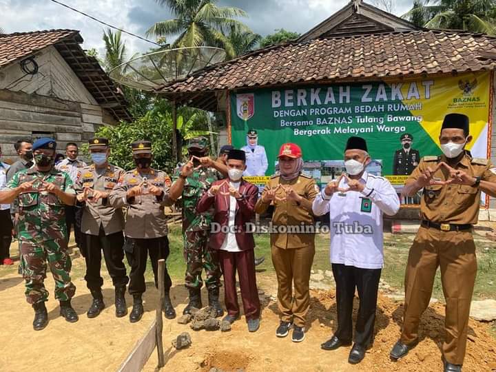 Bupati Tuba Winarti Laksanakan Program Bedah Rumah di Kampung Ringin Sari Kecamatan Banjar Margo