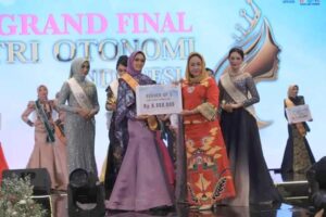 Bupati Tulang Bawang Winarti hadiri Final pemilihan Putri Otonomi Indonesia Tahun 2022