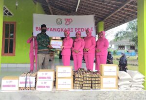 Sambut HKGB Ke-70, PC Bhayangkari Tulang Bawang Gelar Baksos di Ponpes