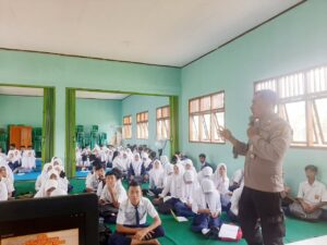 Hadiri MPLS di SMA Negeri 1 Gedung Meneng, Ini Materi Yang Disampaikan Bhabinkamtibmas