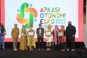 Keren, Bupati Dawam terima Penghargaan atas Tarian Cetik Kipas Melinting