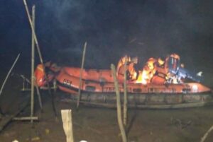 Tim Basarnas Tulang Bawang Mencari Korban Yang Tenggelam Di Sungai Tulang Bawang