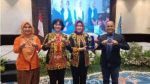 Bupati Tulang Bawang Winarti Menerima Penghargaan Dari IKWI Award 2022