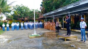 Polres Tulang Bawang Kerahkan Personelnya Menjadi Pembina Upacara di Sekolah Hari Pertama Operasi Bina Kusuma Krakatau-2022