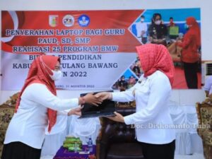 Bupati Tulang Bawang Winarti Memberi Bantuan Sebanyak 154 Leptop Kepada Dewan Guru