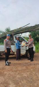 Polsek Rawapitu Bagikan Bantuan Beras ke Supir dan Warga