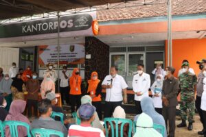 Gubernur Arinal Serahkan BLT BBM dan Sembako di Kabupaten Pringsewu