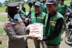 Polres Tulang Bawang Bersama Mahasiswa UMPTB Bagikan 184 Paket Bansos Untuk Supir Angkot dan Tukang Ojek