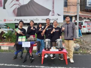 Anak Karyawan BUMN di Bandarlampung Gelar Aksi Bagi-bagi Teh Gratis