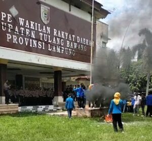 Beramai-ramai Mahasiswa/i Menolak Kenaikan BBM, Protes Gelar Demo Digedung DPRD Kab.Tuba